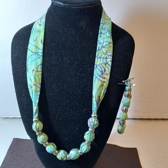 Fabric and Silver Tone beaded necklace and bracelet - Picture 1 of 7